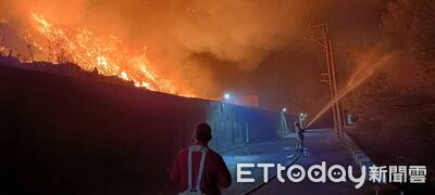 快訊／台南掩埋場夜間大火　20公尺高垃圾堆狂燒濃煙沖天