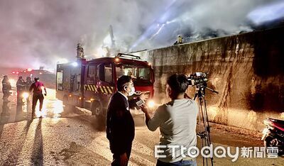 台南掩埋場火光照天！市長黃偉哲趕抵　無人機、滅火機器人全出動