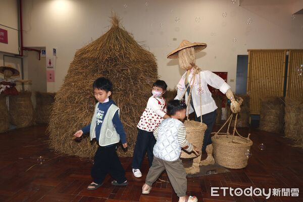 ▲「馬稻成功」草屯稻草工藝文化節熱鬧開幕，巨無霸「扁擔王」挑戰金氏世界紀錄。（圖／南投縣政府提供）