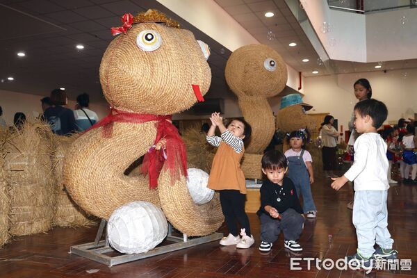 ▲「馬稻成功」草屯稻草工藝文化節熱鬧開幕，巨無霸「扁擔王」挑戰金氏世界紀錄。（圖／南投縣政府提供）