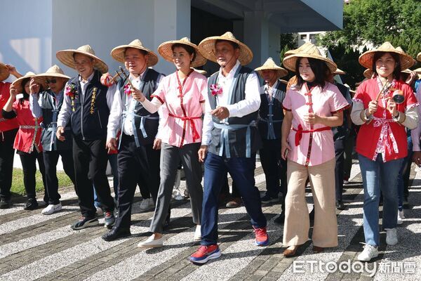 ▲「馬稻成功」草屯稻草工藝文化節熱鬧開幕，巨無霸「扁擔王」挑戰金氏世界紀錄。（圖／南投縣政府提供）