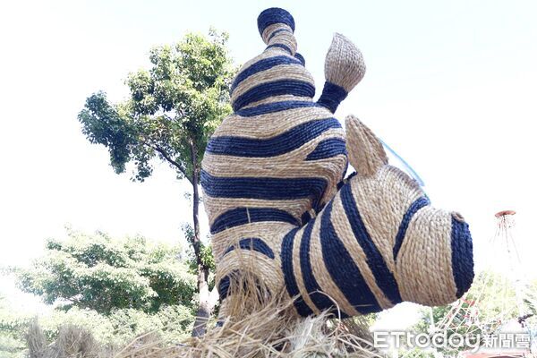 ▲「馬稻成功」草屯稻草工藝文化節熱鬧開幕，巨無霸「扁擔王」挑戰金氏世界紀錄。（圖／南投縣政府提供）