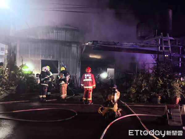 快訊／高雄汽車保養廠凌晨大火　1女身亡。（圖／記者吳奕靖翻攝）
