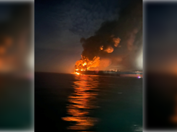 ▲▼兩艘俄羅斯油輪在博斯普魯斯海峽（Bosphorus Strait）附近爆炸起火。（圖／路透）