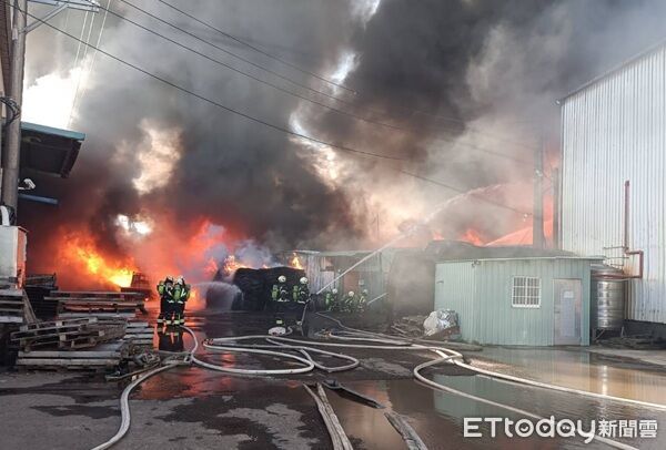 ▲桃園市蘆竹區一鐵皮工廠清晨火警，火勢猛烈警消人員全力灌救中。（圖／桃園市政府消防局提供）