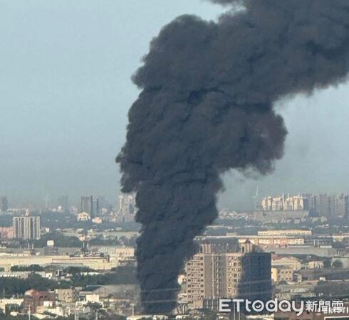 ▲濃煙宛如一條黑龍直竄際遠在數10公里可見。（圖／民眾提供）