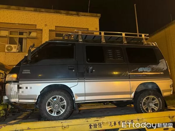 ▲▼屏東國道廂型車後輪脫落，害後方小貨車側翻。（圖／記者陳崑福翻攝）