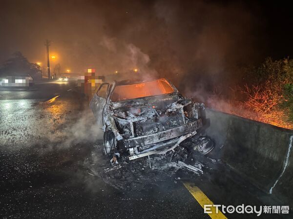 ▲男子騎乘機車逆闖國道與自小客車對撞後引發嚴重火燒車。（圖／記者翁伊森翻攝）