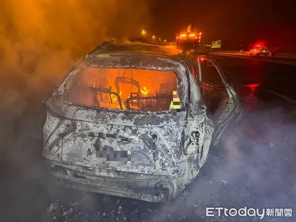 ▲男子騎乘機車逆闖國道與自小客車對撞後引發嚴重火燒車。（圖／記者翁伊森翻攝）