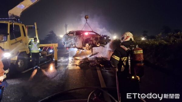 ▲男子騎乘機車逆闖國道與自小客車對撞後引發嚴重火燒車。（圖／記者翁伊森翻攝）