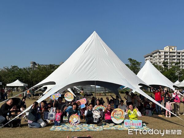 ▲家庭野餐日活動現場草地鋪滿彩色野餐墊，孩子天真奔跑歡笑盈溢。（記者林東良翻攝，下同）