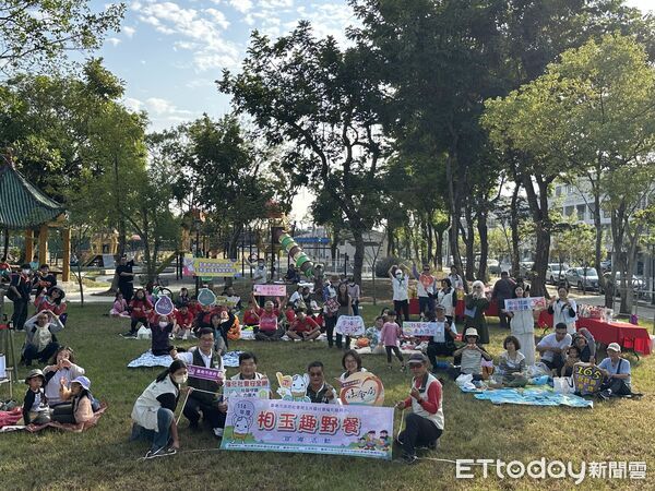 ▲家庭野餐日活動現場草地鋪滿彩色野餐墊，孩子天真奔跑歡笑盈溢。（記者林東良翻攝，下同）