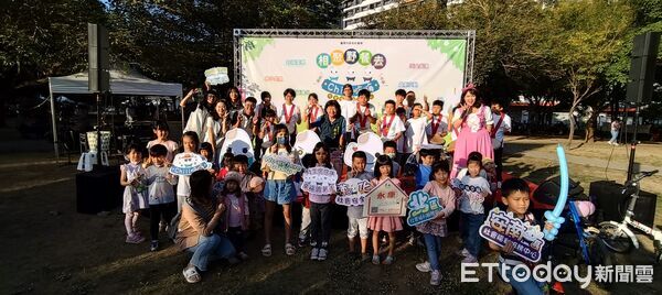 ▲家庭野餐日活動現場草地鋪滿彩色野餐墊，孩子天真奔跑歡笑盈溢。（記者林東良翻攝，下同）