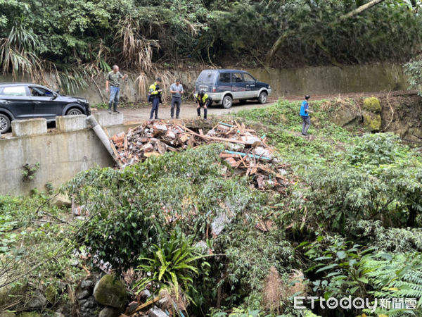 ▲▼山坡地遭棄罝營建廢棄物、s_山坡保育地遭傾倒不明物料。（圖／記者高堂堯翻攝）