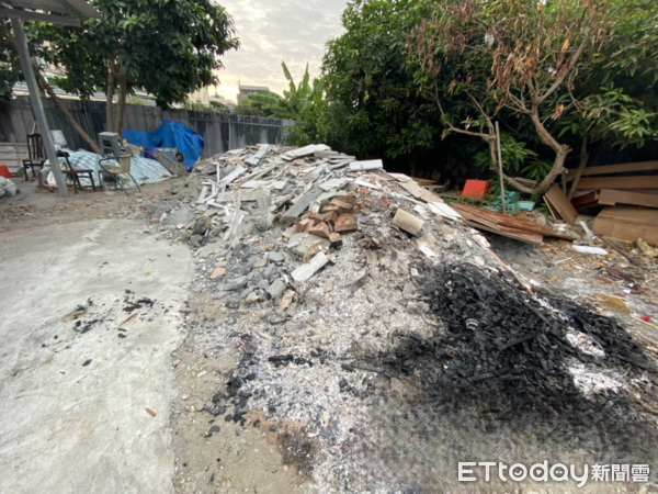 ▲不肖人士棄置營建廢棄物並引火燃燒。（圖／記者高堂堯翻攝）