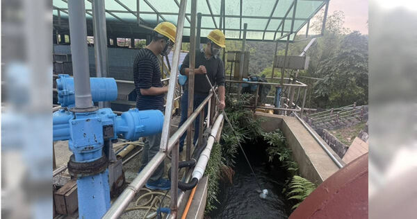 八堵抽水站附近河面發現油汙，不少居民反映家中自來水傳出汽油味。（圖／翻攝自臉書／台灣自來水公司第一區管理處-西勢水庫）