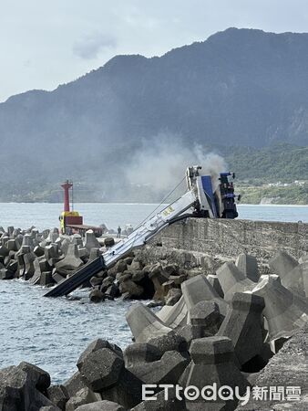 ▲▼台東成功漁港吊車翻覆。（圖／記者楊晨東翻攝）