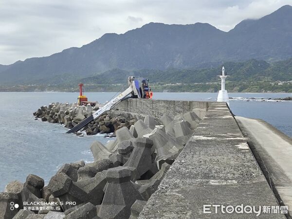 ▲▼台東成功漁港吊車翻覆。（圖／記者楊晨東翻攝）