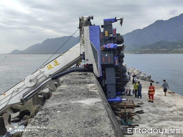 ▲▼台東成功漁港吊車翻覆。（圖／記者楊晨東翻攝）
