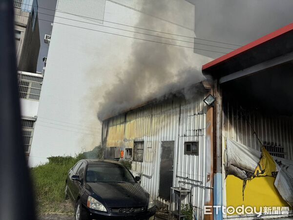 ▲苗栗鐵皮屋發生火警，消防隊到場時濃煙猛竄，所幸無人傷亡。（圖／記者楊永盛翻攝）