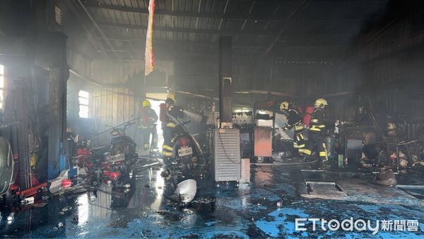 ▲苗栗鐵皮屋發生火警，消防隊到場時濃煙猛竄，所幸無人傷亡。（圖／記者楊永盛翻攝）