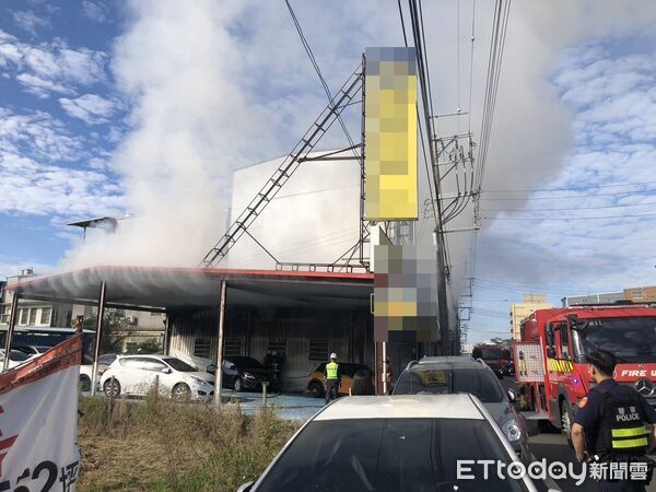 ▲苗栗鐵皮屋發生火警，消防隊到場時濃煙猛竄，所幸無人傷亡。（圖／記者楊永盛翻攝）