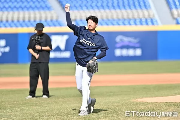 ▲▼ 2025第十三屆中信盃黑豹旗全國高中棒球大賽，中信兄弟投手伍立辰為冠軍戰開球   。（圖／記者李毓康攝）