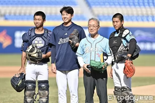 ▲▼ 2025第十三屆中信盃黑豹旗全國高中棒球大賽，中信兄弟投手伍立辰為冠軍戰開球   。（圖／記者李毓康攝）