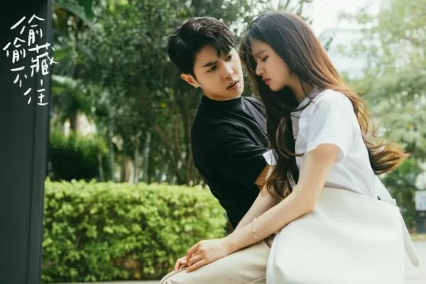 ▲馬伯騫險遭粉絲強吻。（圖／翻攝自微博）