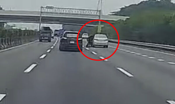 ▲▼國道「1男詭異摔車」險遭輾斃！驚悚畫面曝　警追查真相曝光。（圖／翻攝FB社群「爆料公社」）