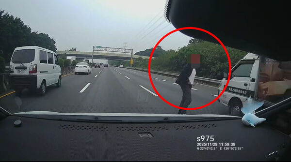 ▲▼國道「1男詭異摔車」險遭輾斃！驚悚畫面曝　警追查真相曝光。（圖／翻攝FB社群「爆料公社」）