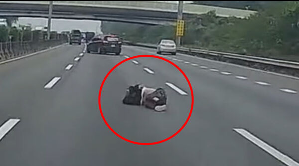 ▲▼國道「1男詭異摔車」險遭輾斃！驚悚畫面曝　警追查真相曝光。（圖／翻攝FB社群「爆料公社」）