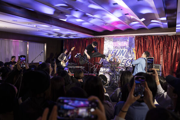 ▲▼ 宇宙人睡衣派對初體驗。（圖／相信音樂提供）