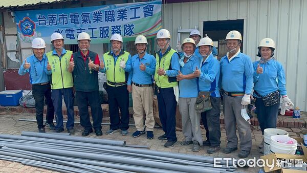 ▲台南做工行善團30日兵分三路，同步於安南、鹽水及七股進行災後修繕。（記者林東良翻攝，下同）