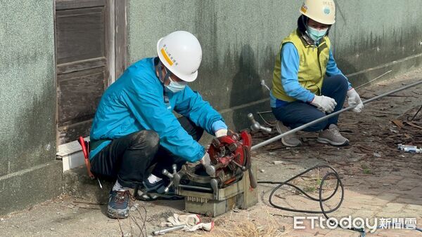 ▲台南做工行善團30日兵分三路，同步於安南、鹽水及七股進行災後修繕。（記者林東良翻攝，下同）