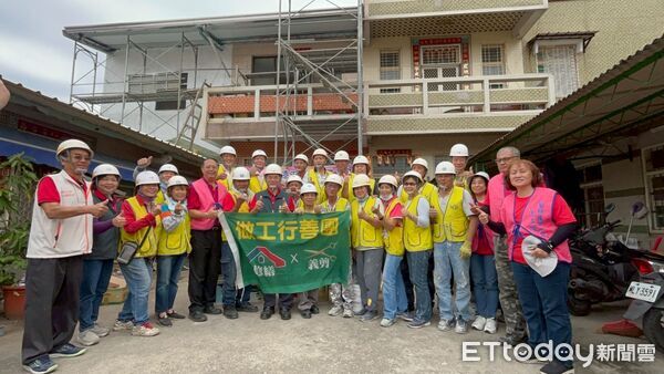▲台南做工行善團30日兵分三路，同步於安南、鹽水及七股進行災後修繕。（記者林東良翻攝，下同）