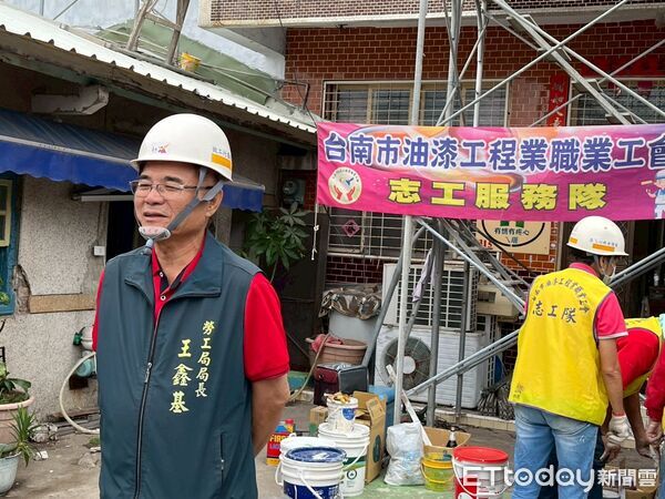 ▲台南做工行善團30日兵分三路，同步於安南、鹽水及七股進行災後修繕。（記者林東良翻攝，下同）