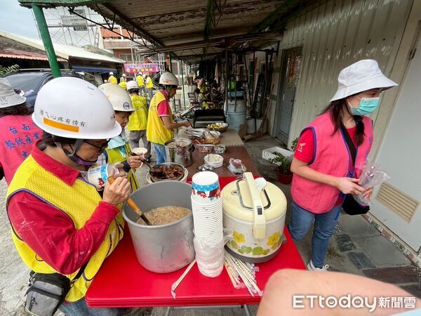 ▲台南做工行善團30日兵分三路，同步於安南、鹽水及七股進行災後修繕。（記者林東良翻攝，下同）