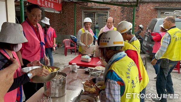 ▲台南做工行善團30日兵分三路，同步於安南、鹽水及七股進行災後修繕。（記者林東良翻攝，下同）