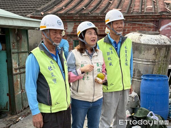 ▲台南做工行善團30日兵分三路，同步於安南、鹽水及七股進行災後修繕。（記者林東良翻攝，下同）