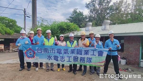 ▲台南做工行善團30日兵分三路，同步於安南、鹽水及七股進行災後修繕。（記者林東良翻攝，下同）