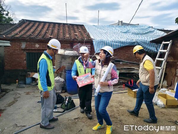 ▲台南做工行善團30日兵分三路，同步於安南、鹽水及七股進行災後修繕。（記者林東良翻攝，下同）