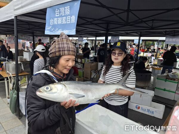 ▲台南市安南四草大眾廟前廣場熱鬧展開虱目魚產業文化活動，提供虱目魚粥丸湯共襄盛舉。（記者林東良翻攝，下同）