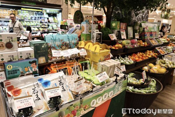 ▲台南鮮果嘉年華竹北遠百現場，黃偉哲市長帶來台南代表性水果與民眾分享。（記者林東良翻攝，下同）