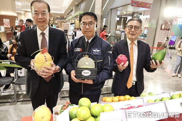 ▲台南鮮果嘉年華竹北遠百現場，黃偉哲市長帶來台南代表性水果與民眾分享。（記者林東良翻攝，下同）