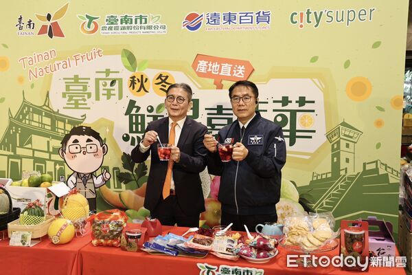 ▲台南鮮果嘉年華竹北遠百現場，黃偉哲市長帶來台南代表性水果與民眾分享。（記者林東良翻攝，下同）