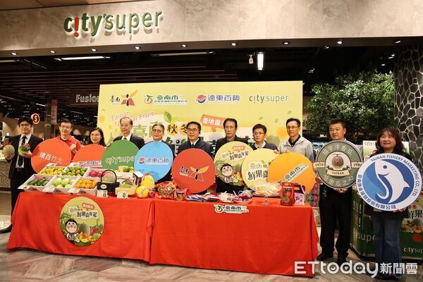 ▲台南鮮果嘉年華竹北遠百現場，黃偉哲市長帶來台南代表性水果與民眾分享。（記者林東良翻攝，下同）