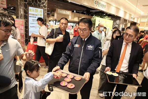 ▲台南鮮果嘉年華竹北遠百現場，黃偉哲市長帶來台南代表性水果與民眾分享。（記者林東良翻攝，下同）