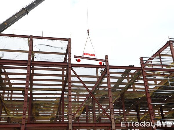 ▲▼  翁章梁出席東豐調理食品中埔廠上樑典禮 迎接地方產業新契機  。（圖／嘉義縣政府提供）