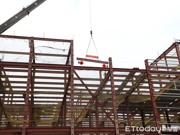 ▲▼  翁章梁出席東豐調理食品中埔廠上樑典禮 迎接地方產業新契機  。（圖／嘉義縣政府提供）